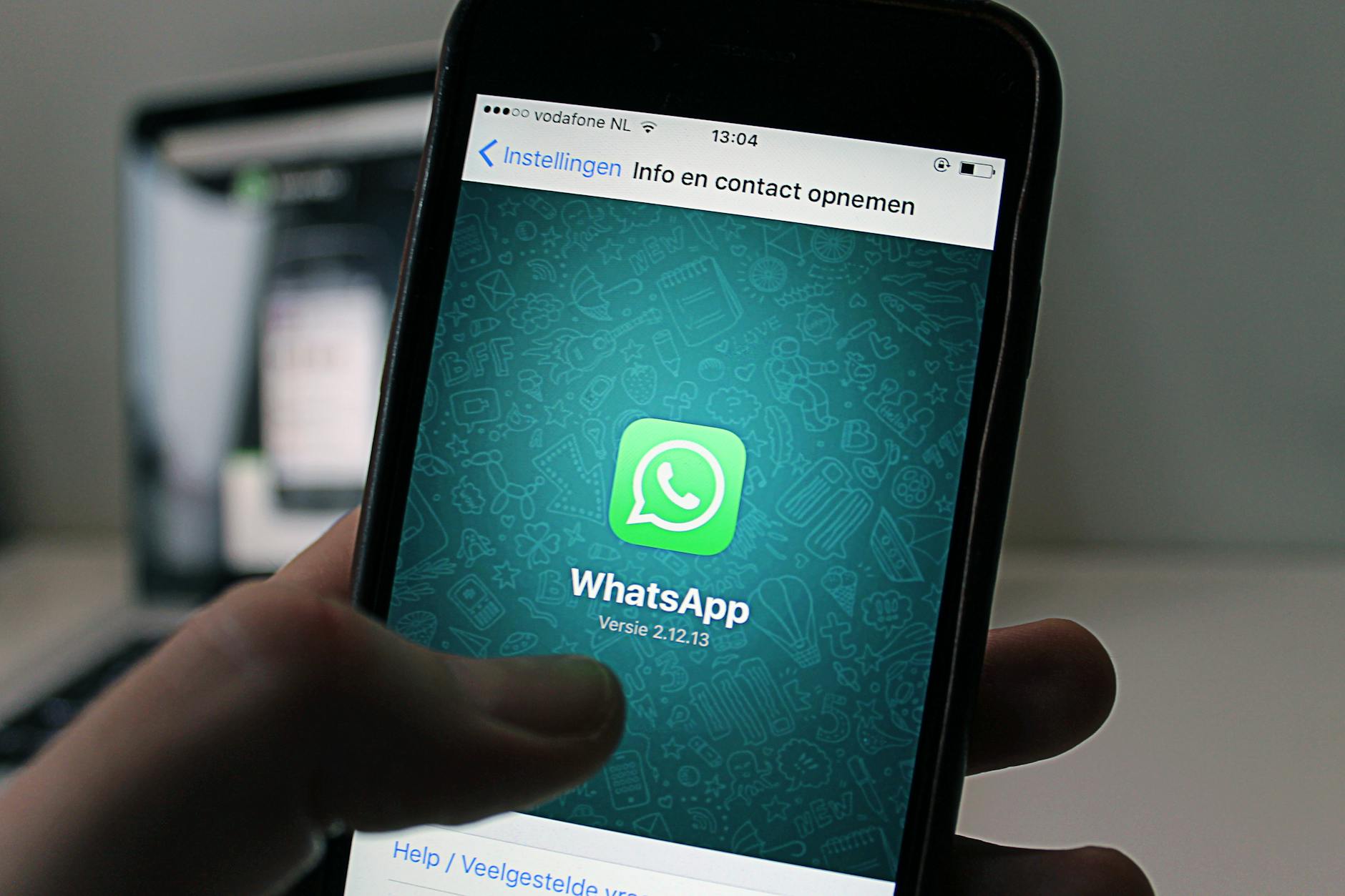 WhatsApp vs Email: Por Qué el 98% de Apertura Cambia las Reglas del Juego