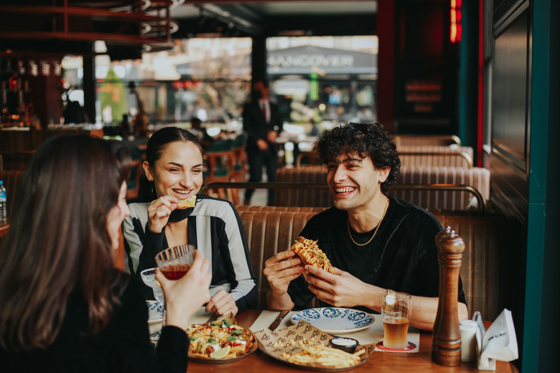 Grupo de amigos disfrutando una comida en un restaurante