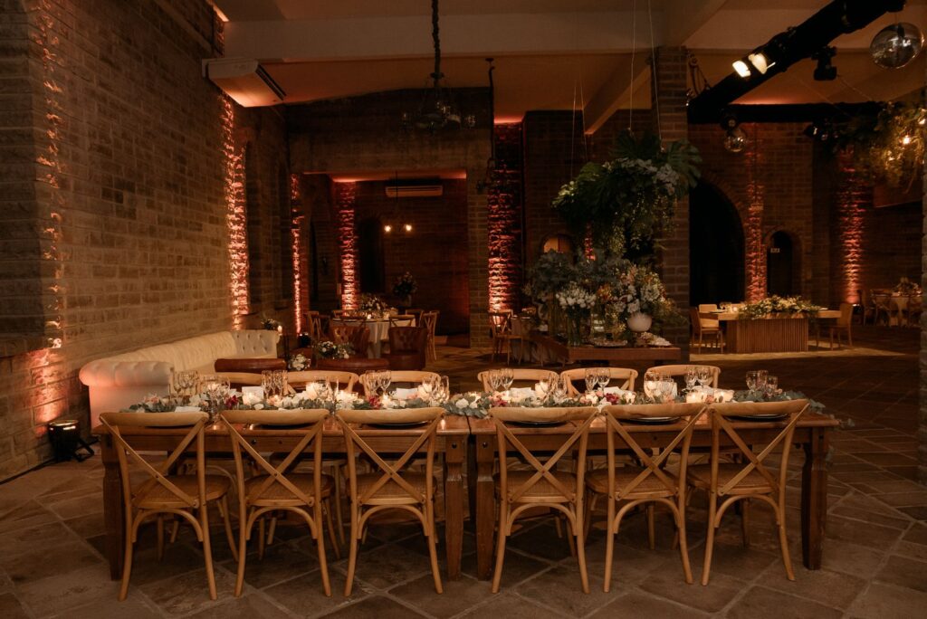 Salón de eventos privados de restaurante con mesas elegantes preparadas para una celebración
