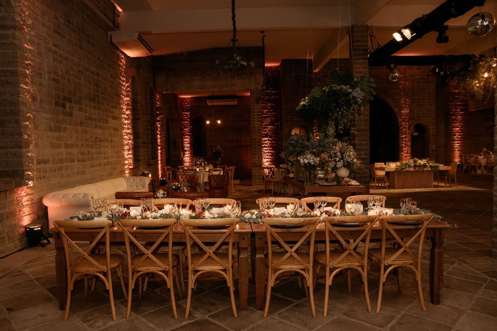 Salón de eventos privados de restaurante con mesas elegantes preparadas para una celebración