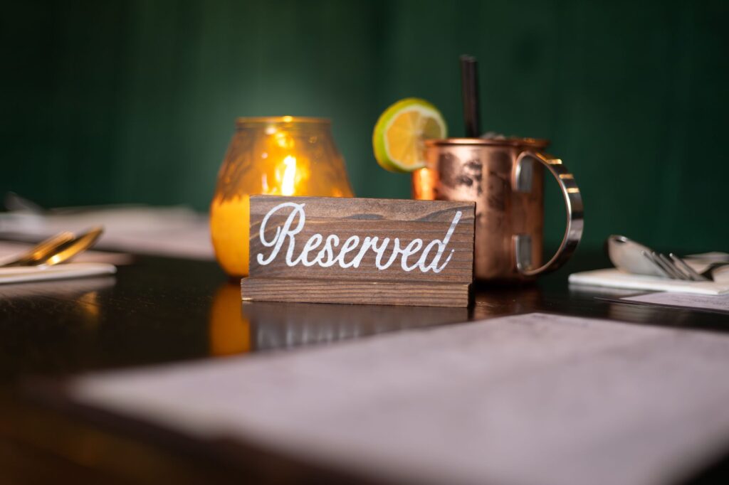 Mesa de restaurante con cartel de reservado