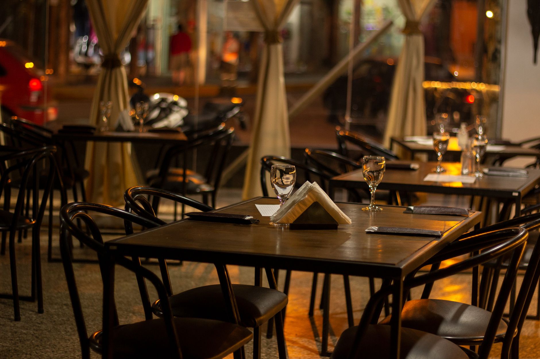 Cómo Llenar tu Restaurante los Días Flojos: Campañas de WhatsApp para Lunes, Martes y Miércoles (Guía 2026)