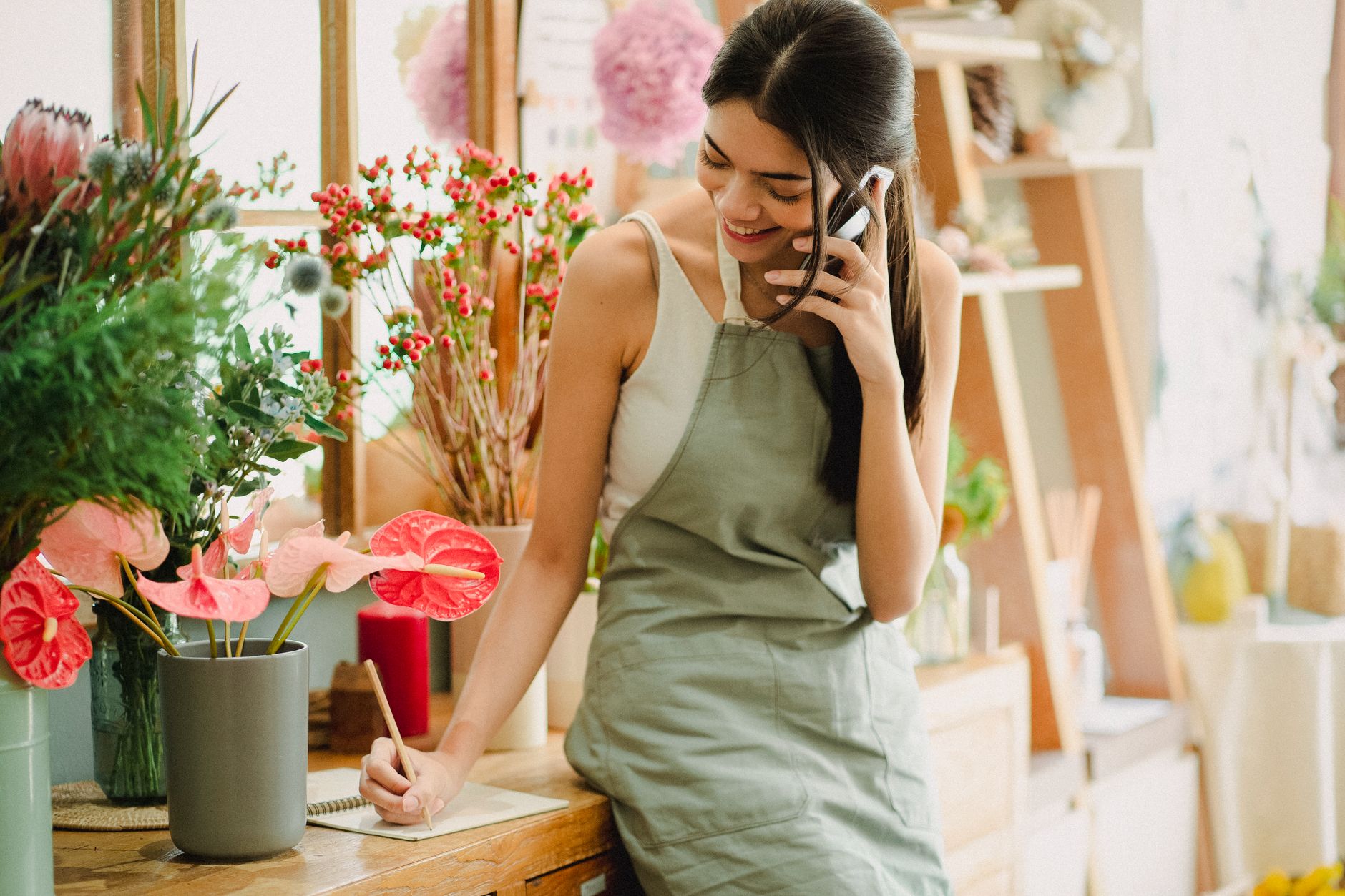 Dueña de un negocio usando el celular para atender clientes por WhatsApp